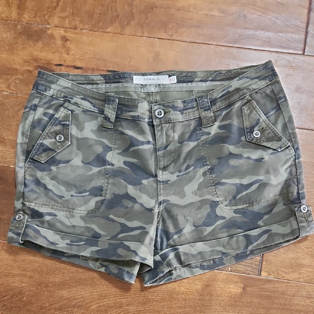 NEW Torrid Women's Green Camouflage Cargo Shorts SIZE 18